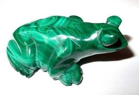 绿色孔雀石青蛙，形状为好运护身符